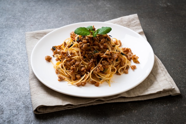 geroerbakte spaghetti met gehakt varkensvlees en basilicum