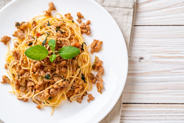 geroerbakte spaghetti met gehakt varkensvlees en basilicum