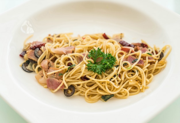 geroerbakte spaghetti met spek en knoflook