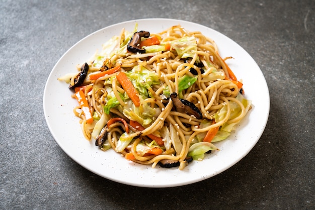 geroerbakte yakisoba-noedel met groente