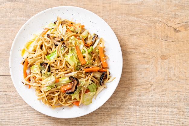 geroerbakte yakisoba-noedel met groente