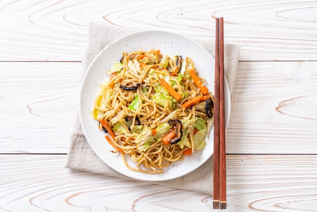 geroerbakte yakisoba-noedel met groente