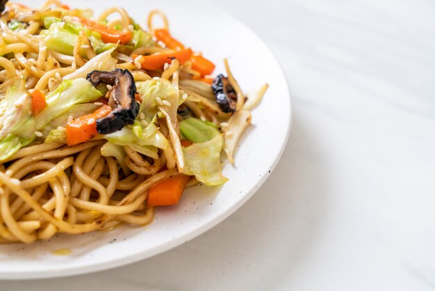 geroerbakte yakisoba-noedel met groente