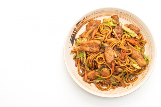 geroerbakte yakisoba-noedel met varkensvlees