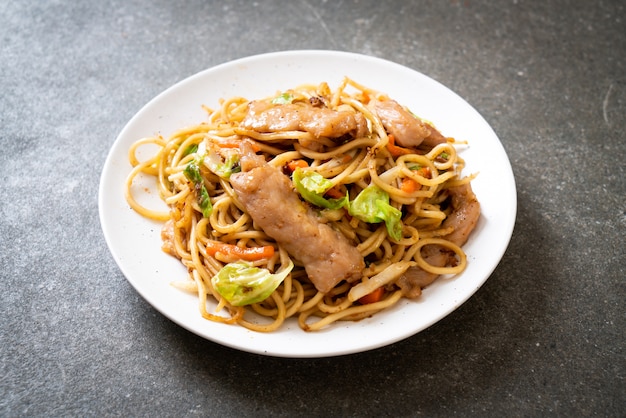 geroerbakte yakisoba-noedel met varkensvlees