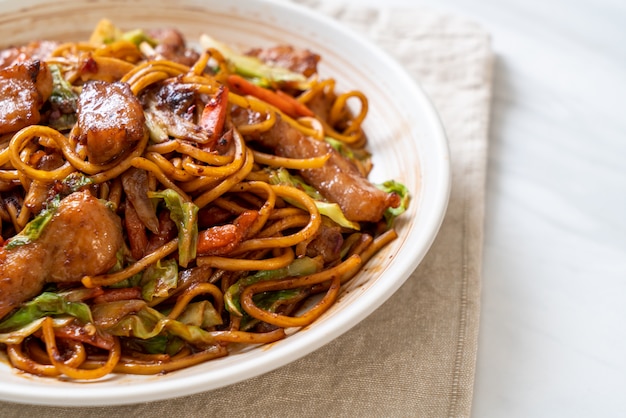 geroerbakte yakisoba-noedel met varkensvlees