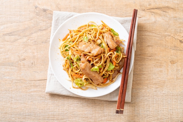 geroerbakte yakisoba-noedel met varkensvlees