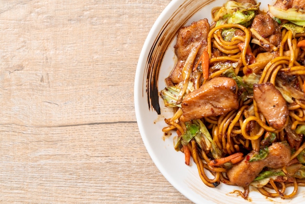 geroerbakte yakisoba-noedel met varkensvlees