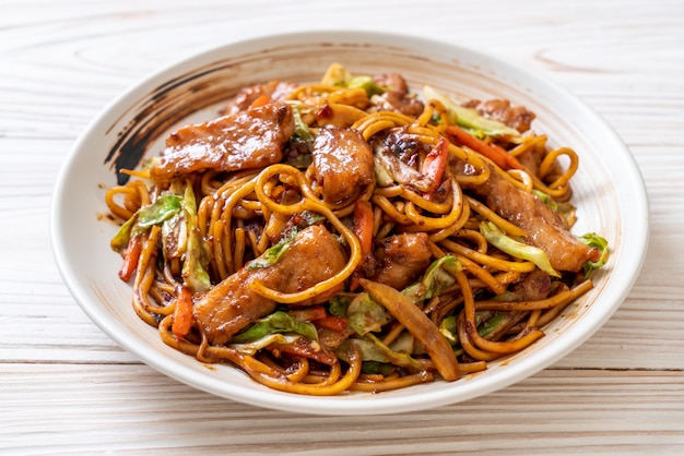 geroerbakte yakisoba-noedel met varkensvlees