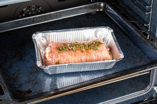 Gerold varkensvlees met champignons in de oven, recept