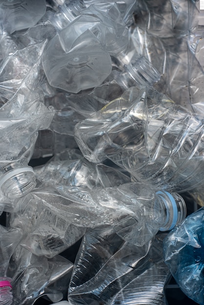 Gerolde plastic flessen voor recycling.