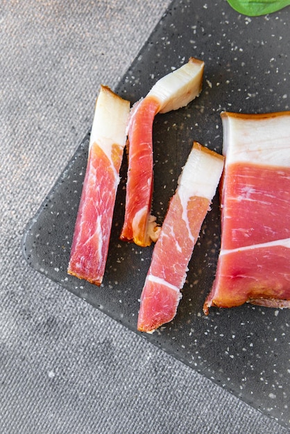 Foto gerookt buikvlees schwarzwald ham verse gezonde maaltijd eten snack dieet op tafel kopieer ruimte eten