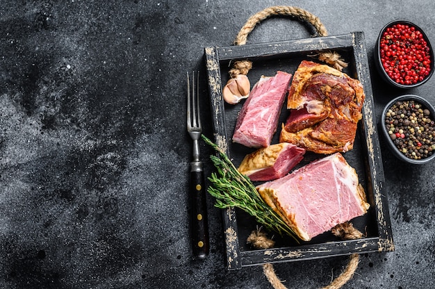 Gerookt gesneden varkensvlees Slab spek vlees in een houten bakje.