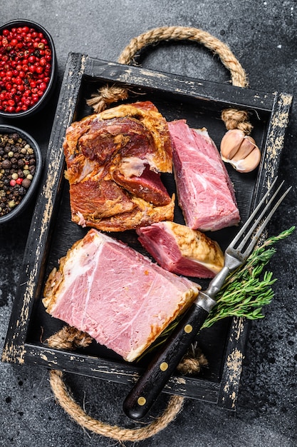 Gerookt gesneden varkensvlees slab spek vlees in een houten bakje