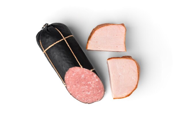 Gerookt vlees en worstsalami die op witte achtergrond wordt geïsoleerd.