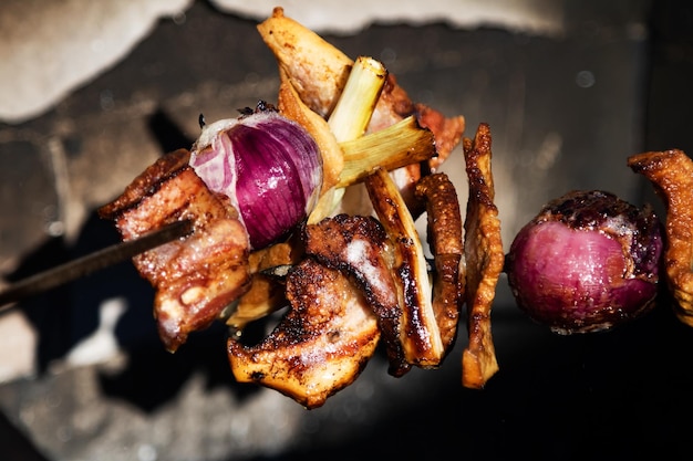 Gerookt vlees Gebraden spek met groenten Gebakken varkensvlees Barbecue en BBQ Keuken en grill Rustieke gastronomie en koken