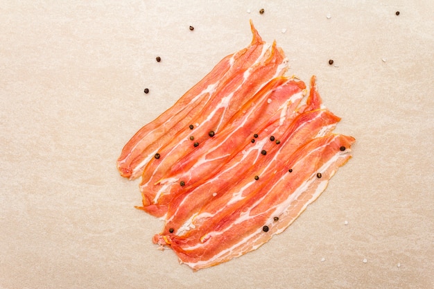 Gerookte baconplakken met peperbollen