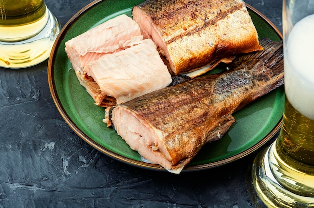 Gerookte forel zalm en bier