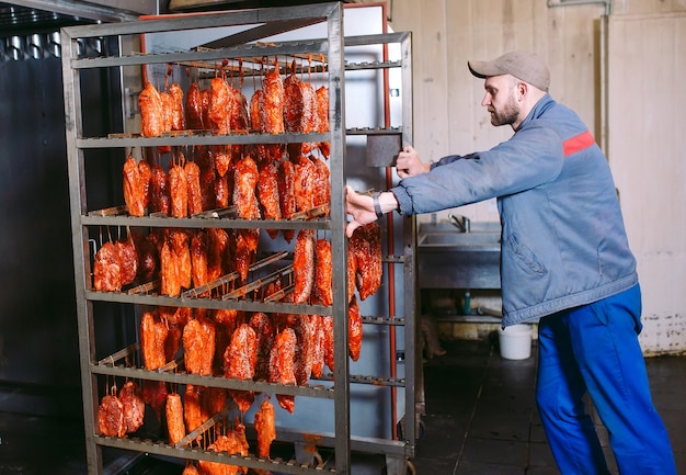 Gerookte ham in de oven, Worstproductie in de fabriek.