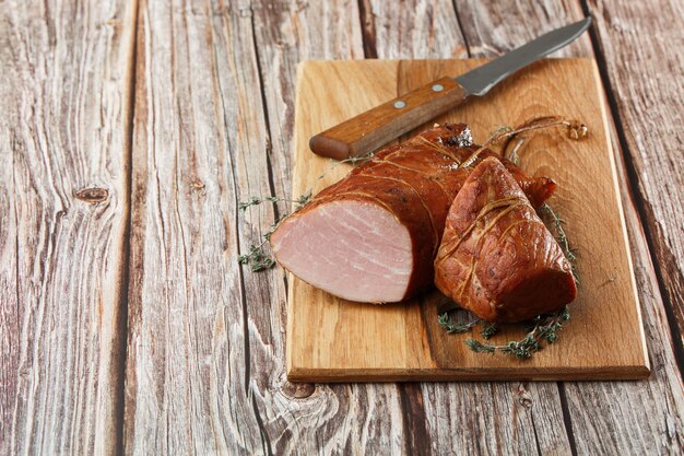 Gerookte ham op een snijplank.