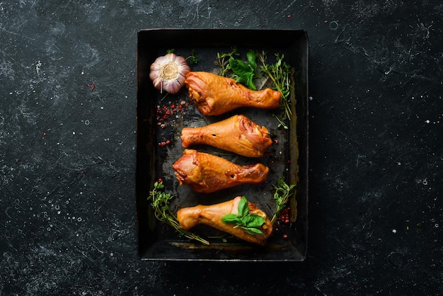 Gerookte kipdrumsticks met specerijen en kruiden Bovenaanzicht Vrije ruimte voor tekst