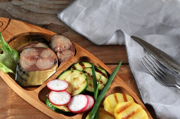 Gerookte makreel, gebakken courgette en aardappelen