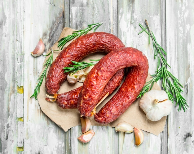 Gerookte salami met knoflook en kruiden