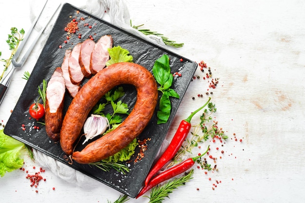 Gerookte salami met knoflookkruiden en kruiden Bovenaanzicht Vrije ruimte voor tekst