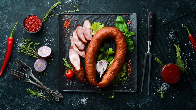 Gerookte salami met knoflookkruiden en kruiden Bovenaanzicht Vrije ruimte voor tekst