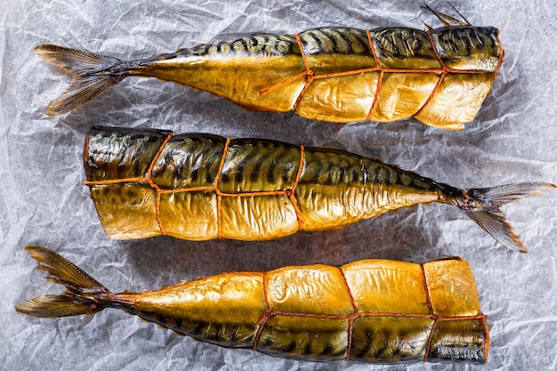 Foto gerookte scombers op een bakplaat