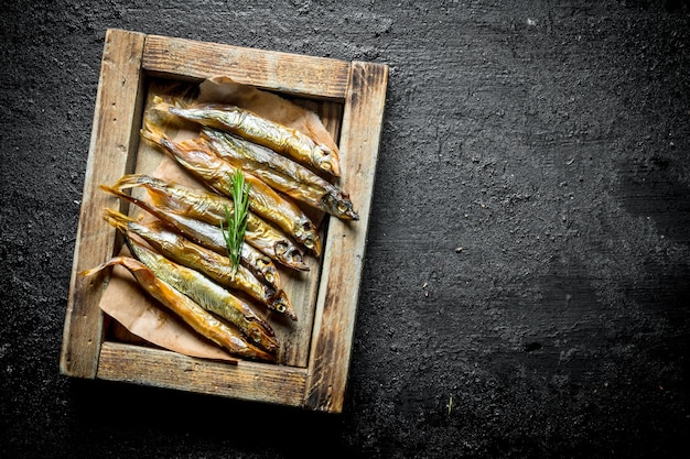 Gerookte vis op een houten dienblad