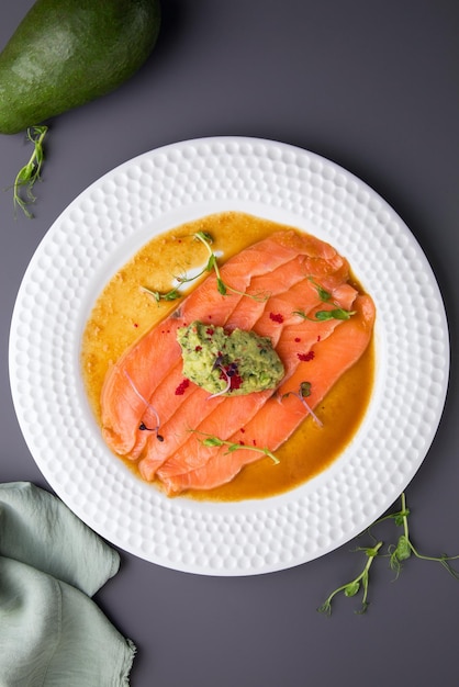 Gerookte zalm en zwarte achtergrond bruschetta met zalm kwark plakje zalm tegen