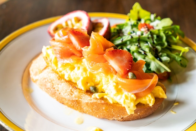 gerookte zalm met geroosterd ei