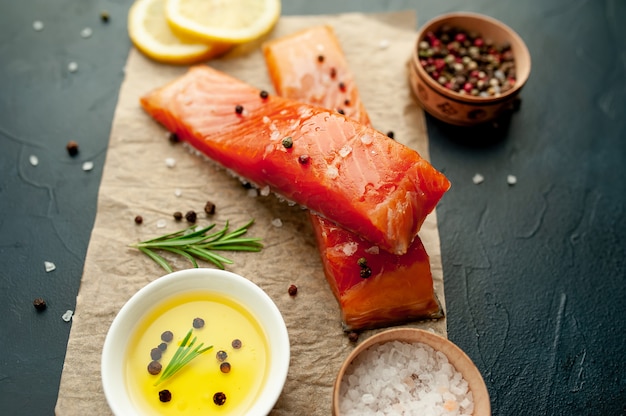 gerookte zalm met kruiden op een stenen achtergrond