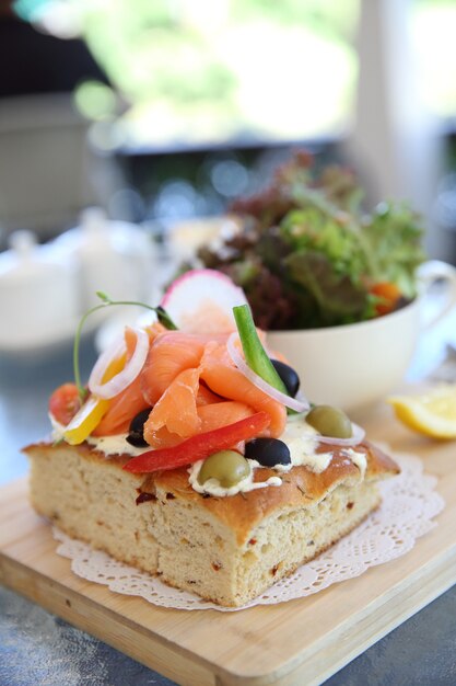 Gerookte zalm op toast met groentesalade