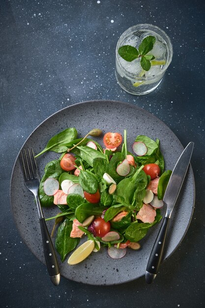 Gerookte Zalmsalade. Gezond eten Lekkere salade met rode vis, radijs en kerstomaatjes. Bovenaanzicht.