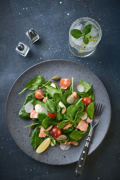 Gerookte Zalmsalade. Gezond eten Lekkere salade met rode vis, radijs en kerstomaatjes.