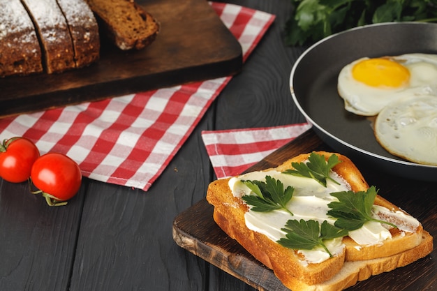 Geroosterd brood bedekt met boter