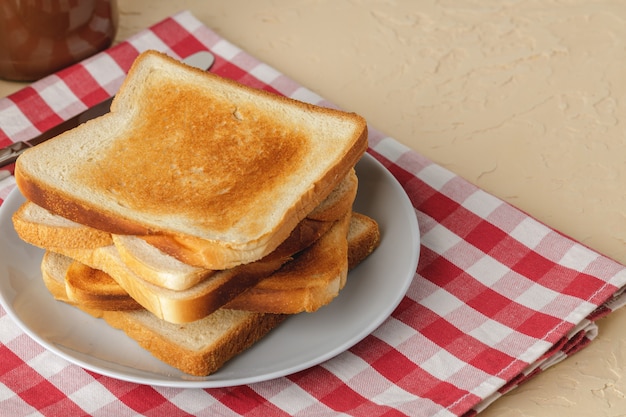 Geroosterd brood dicht omhoog op houten lijst