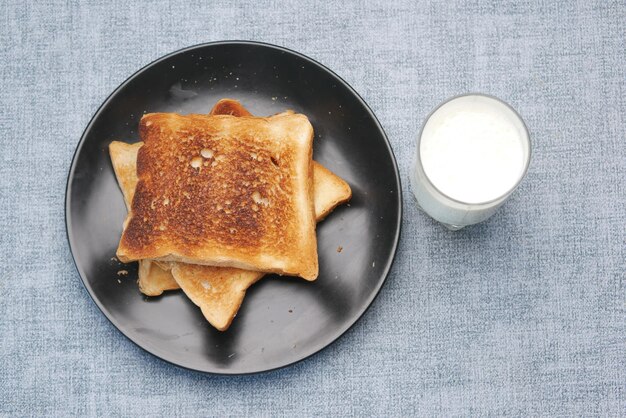 Geroosterd brood en glas melk op tafel