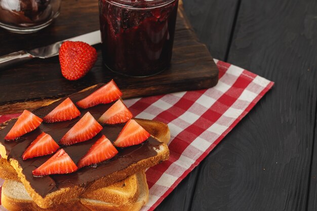 Geroosterd brood met chocopasta en aardbeien