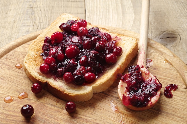 Geroosterd brood met cranberryjam