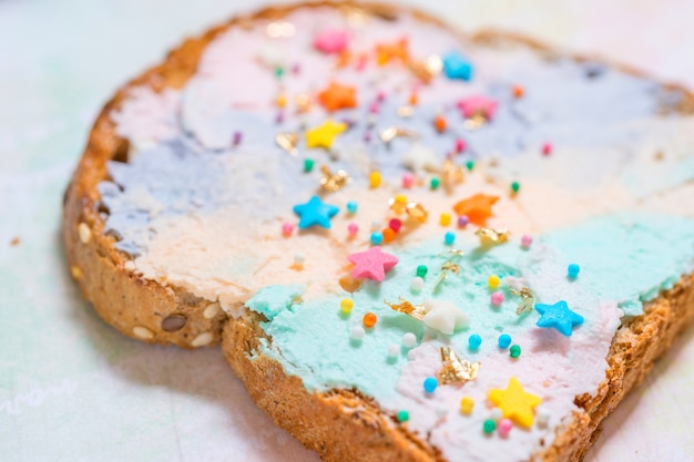 Geroosterd brood met eenhoornvoedsel met gekleurde roomkaas