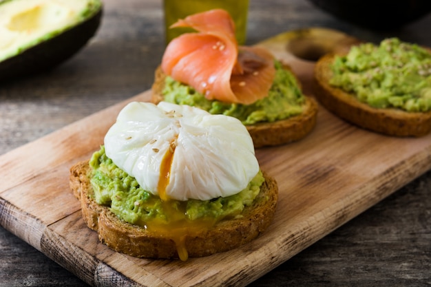 Geroosterd brood met gepocheerde eieren, avocado en zalm