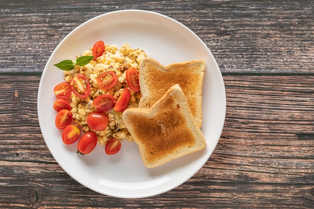 Geroosterd brood met roerei en cherrytomaat