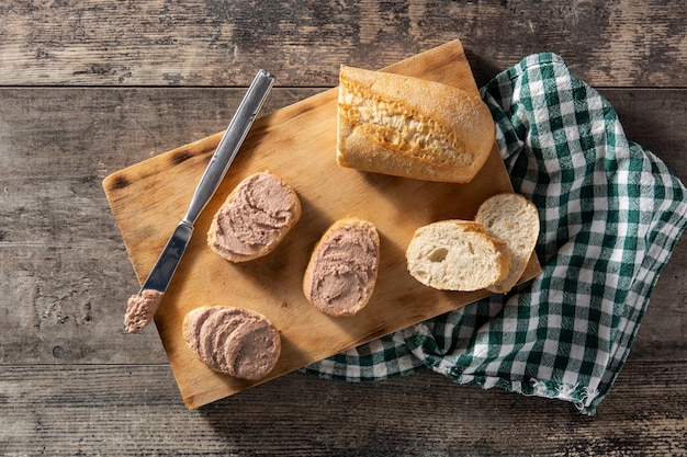 Geroosterd brood met varkensleverpastei op houten tafel