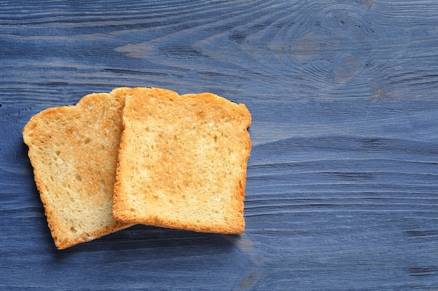 Geroosterd brood op houten lijst