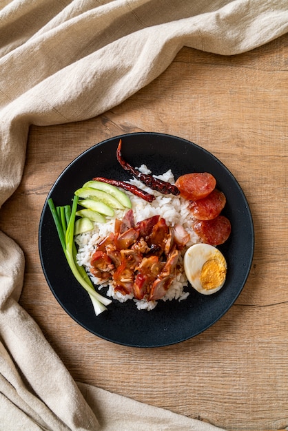 Geroosterd rood varkensvlees in saus op rijst