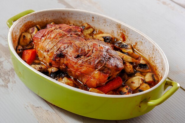 Geroosterd varkensvlees met champignons en tomaten