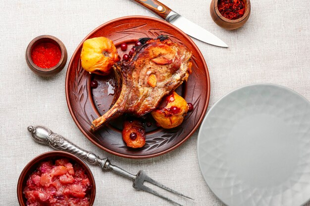 Geroosterd varkensvlees steak met kweepeer.Biefstuk op het bot.